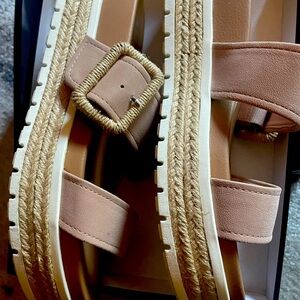 9 Neutral color sandals